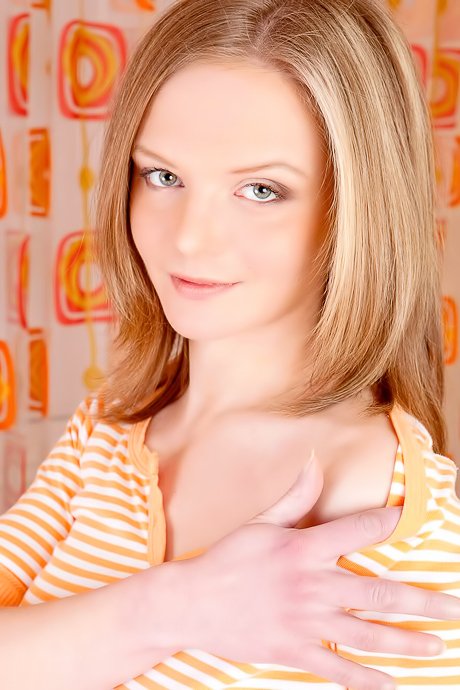 Shaved pussy blondie smiles like a cutie and bangs herself crazily